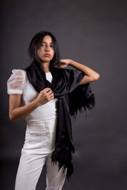 Chal de Seda y Lana con Plumas – Elegancia para Bodas y Eventos