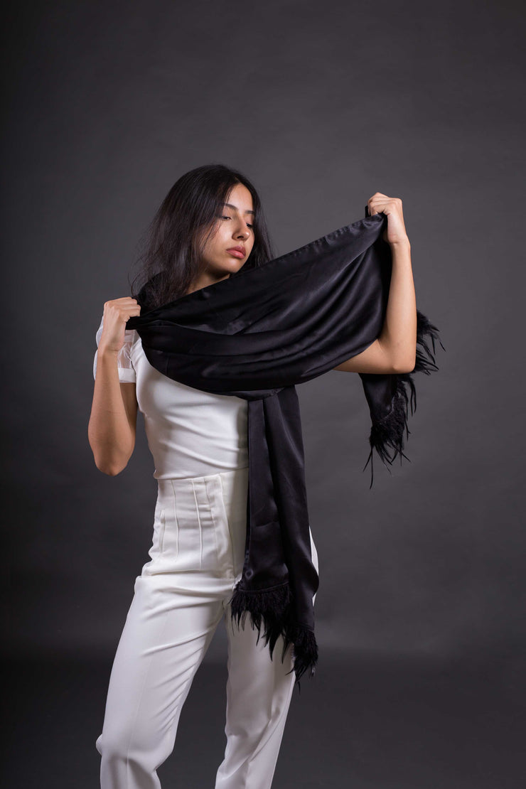 Chal de Seda y Lana con Plumas – Elegancia para Bodas y Eventos