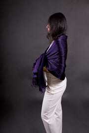 Chal de Seda y Lana con Plumas – Elegancia para Bodas y Eventos