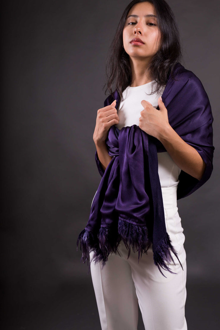 Chal de Seda y Lana con Plumas – Elegancia para Bodas y Eventos