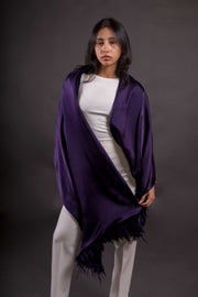 Chal de Seda y Lana con Plumas – Elegancia para Bodas y Eventos