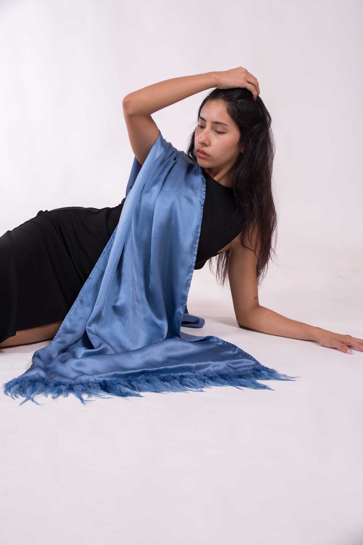 Chal de Seda y Lana con Plumas – Elegancia para Bodas y Eventos