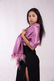 Chal de Seda y Lana con Plumas – Elegancia para Bodas y Eventos