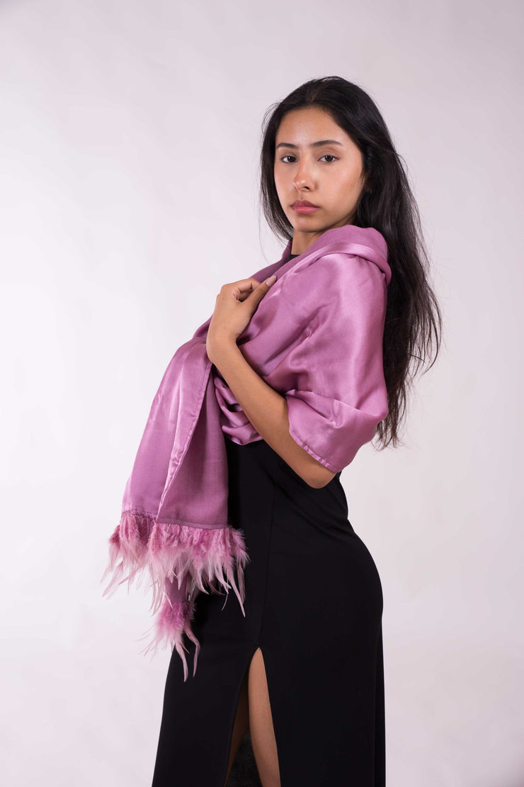 Chal de Seda y Lana con Plumas – Elegancia para Bodas y Eventos