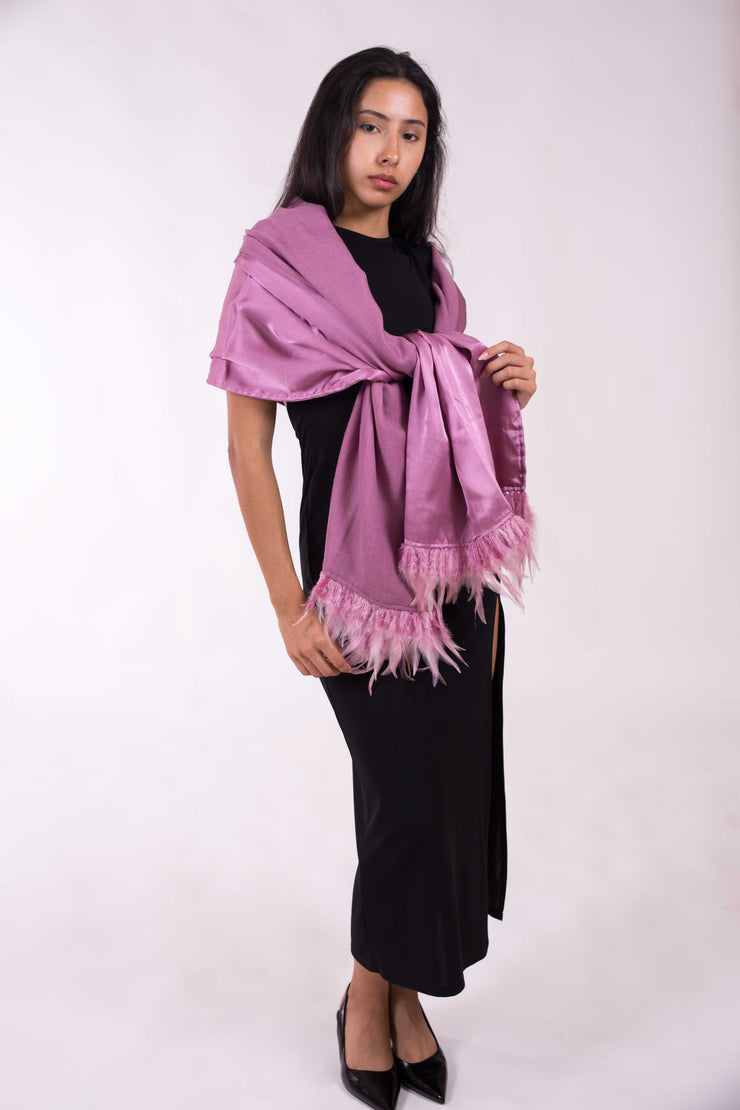 Chal de Seda y Lana con Plumas – Elegancia para Bodas y Eventos