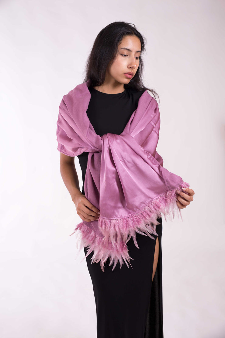 Chal de Seda y Lana con Plumas – Elegancia para Bodas y Eventos