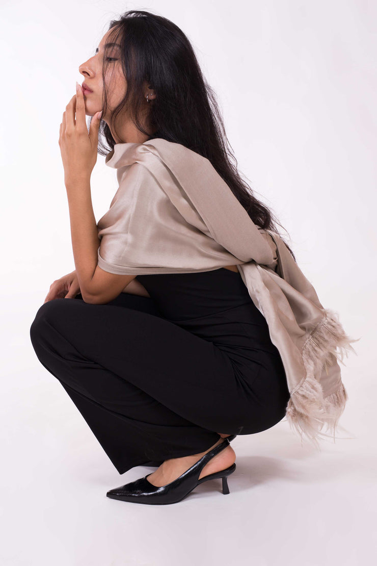 Chal de Seda y Lana con Plumas – Elegancia para Bodas y Eventos
