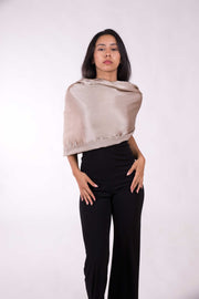 Chal de Seda y Lana con Plumas – Elegancia para Bodas y Eventos