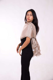 Chal de Seda y Lana con Plumas – Elegancia para Bodas y Eventos