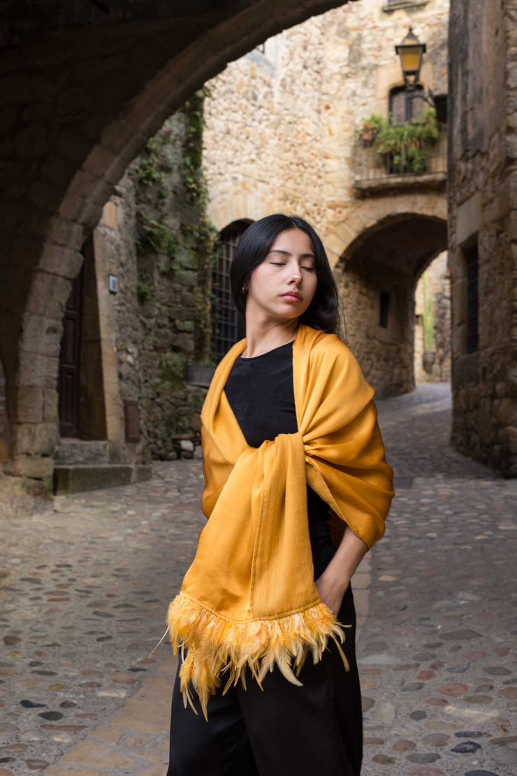 Chal de Seda y Lana con Plumas – Elegancia para Bodas y Eventos