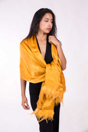 Chal de Seda y Lana con Plumas – Elegancia para Bodas y Eventos