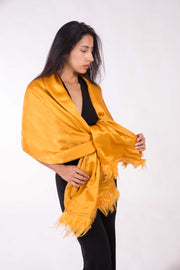 Chal de Seda y Lana con Plumas – Elegancia para Bodas y Eventos