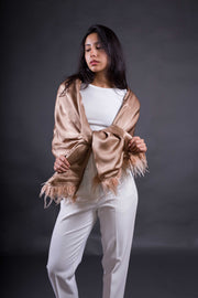 Chal de Seda y Lana con Plumas – Elegancia para Bodas y Eventos