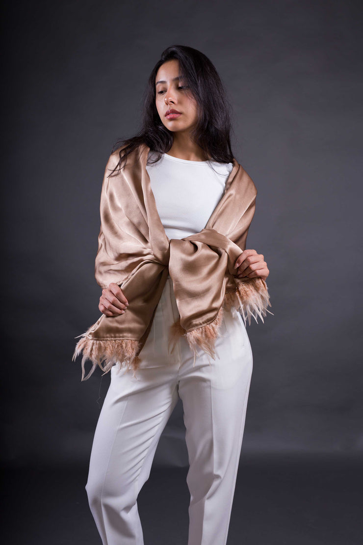 Chal de Seda y Lana con Plumas – Elegancia para Bodas y Eventos
