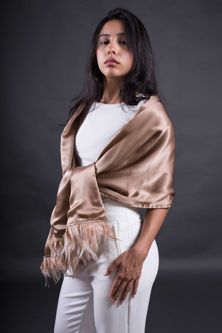 Chal de Seda y Lana con Plumas – Elegancia para Bodas y Eventos