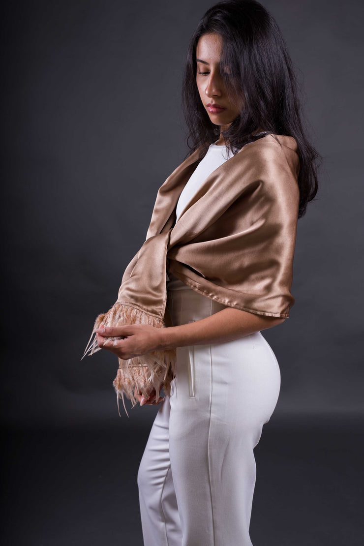 Chal de Seda y Lana con Plumas – Elegancia para Bodas y Eventos
