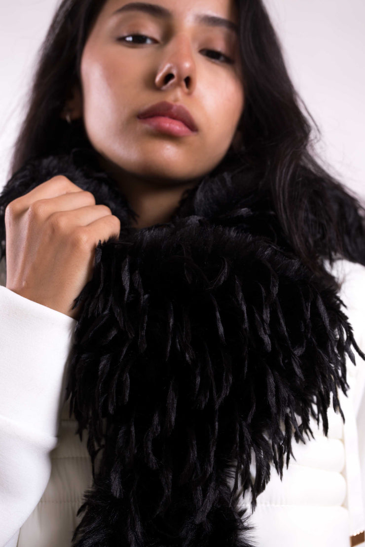 Bufanda Tíboli de pelo sintético en beige o negro – Estilo cálido y original para invierno