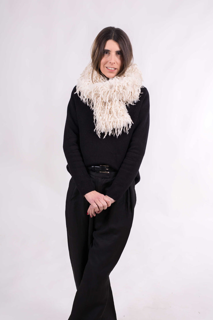 Bufanda Tíboli de pelo sintético en beige o negro – Estilo cálido y original para invierno